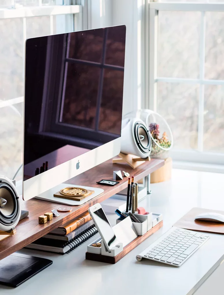 iMac on the desktop table
