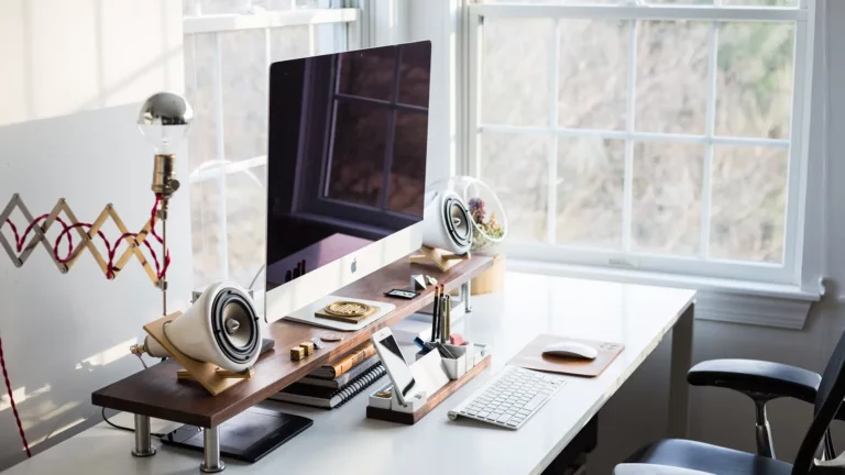 iMac on the desktop table